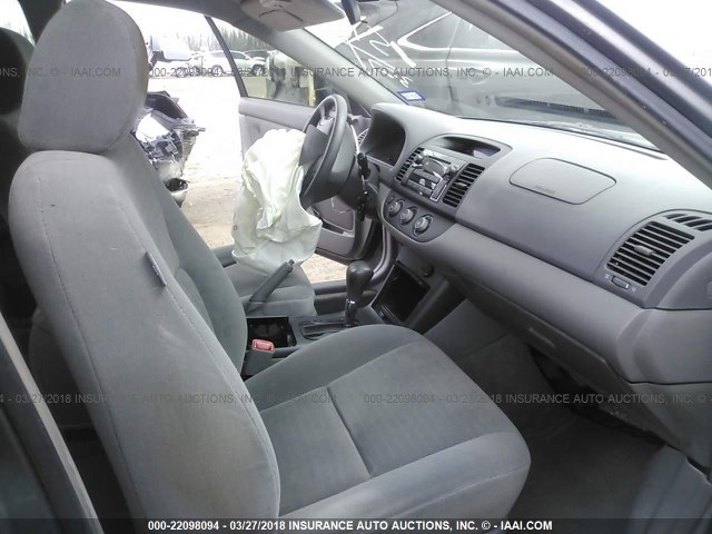 4T1BE30K85U516339 - 2005 TOYOTA CAMRY LE/XLE/SE GRAY photo 5