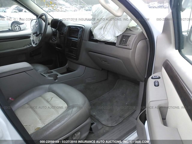 1FMZU74W92UA38689 - 2002 FORD EXPLORER EDDIE BAUER WHITE photo 5