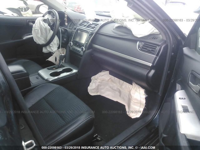 4T1BF1FK6EU866769 - 2014 TOYOTA CAMRY L/SE/LE/XLE 深蓝色 照片 5