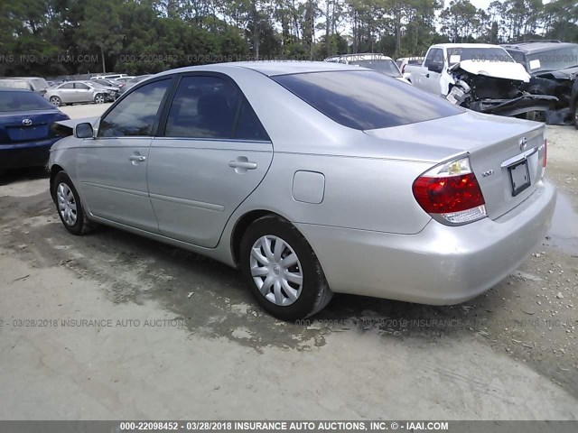 4T1BE30K05U618380 - 2005 TOYOTA CAMRY LE/XLE/SE SILVER photo 3
