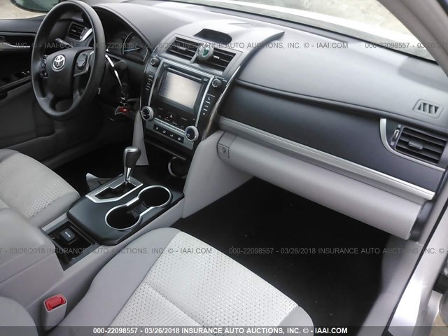 4T4BF1FK0CR175563 - 2012 TOYOTA CAMRY SE/LE/XLE ვერცხლისფერი ფოტო 5
