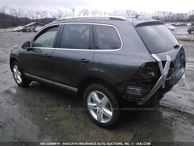 WVGEF9BP4ED012618 - 2014 VOLKSWAGEN TOUAREG V6 GRAY photo 3