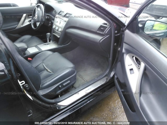 4T1BK46K28U060039 - 2008 TOYOTA CAMRY LE/XLE/SE შავი ფოტო 5