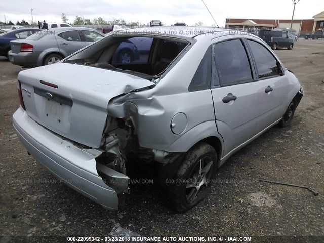 1FAHP34N67W324797 - 2007 FORD FOCUS ZX4/S/SE/SES SILVER photo 4