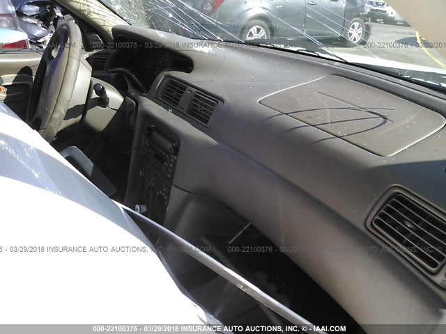 JT2BG22K910562956 - 2001 TOYOTA CAMRY CE/LE/XLE WHITE photo 5