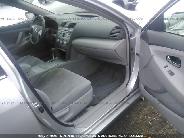 4T1BF3EK4BU219120 - 2011 TOYOTA CAMRY SE/LE/XLE SILVER photo 5