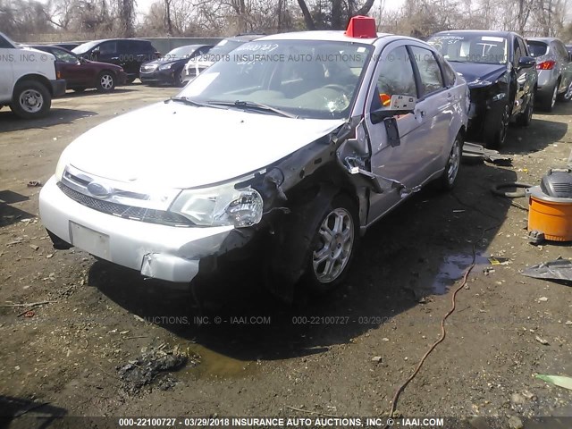 1FAHP35N58W130455 - 2008 FORD FOCUS SE/SEL/SES SILVER photo 2