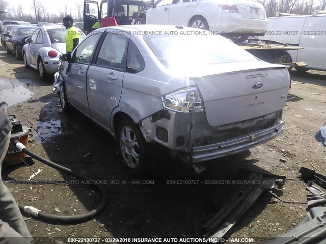 1FAHP35N58W130455 - 2008 FORD FOCUS SE/SEL/SES SILVER photo 3