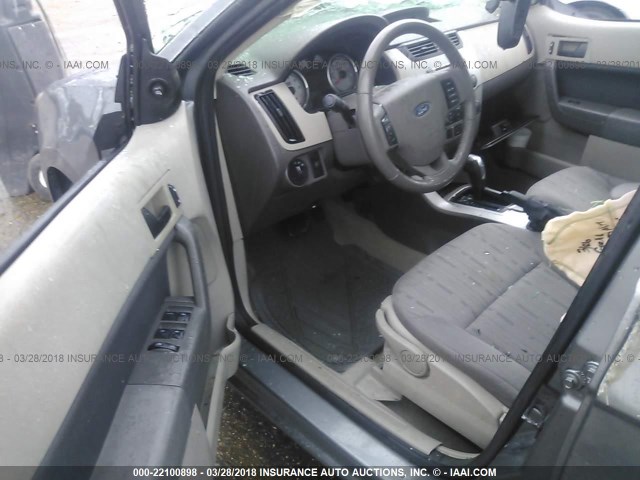 1FAHP35NX9W151190 - 2009 FORD FOCUS SE ნაცრისფერი ფოტო 5