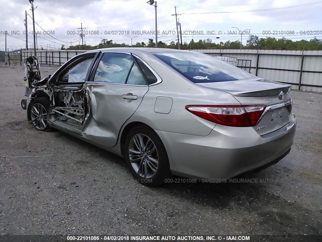 4T1BF1FK6GU611946 - 2016 TOYOTA CAMRY LE/XLE/SE/XSE BEIGE photo 3