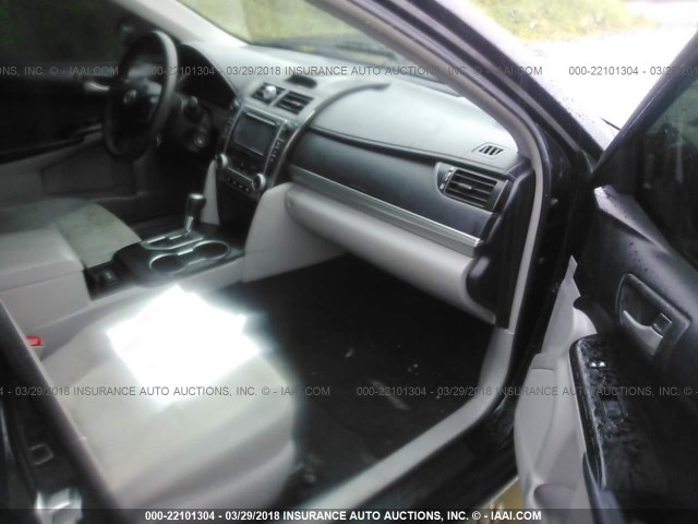 4T1BF1FKXCU045185 - 2012 TOYOTA CAMRY SE/LE/XLE BLACK photo 5