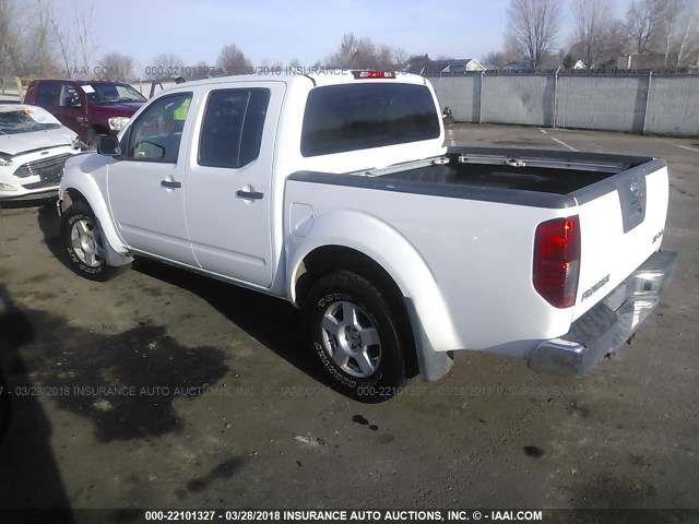 1N6AD07WX6C452156 - 2006 NISSAN FRONTIER CREW CAB LE/SE/OFF ROAD WHITE photo 3