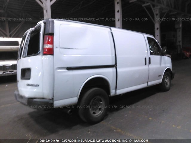 1GCHG35U351205695 - 2005 CHEVROLET EXPRESS G3500  WHITE photo 4