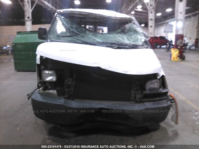 1GCHG35U351205695 - 2005 CHEVROLET EXPRESS G3500  WHITE photo 6