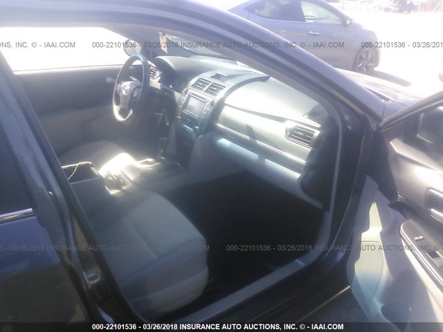 4T1BF1FKXEU333792 - 2014 TOYOTA CAMRY L/SE/LE/XLE 灰色 照片 5