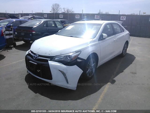 4T1BF1FK2FU970693 - 2015 TOYOTA CAMRY LE/XLE/SE/XSE WHITE photo 2