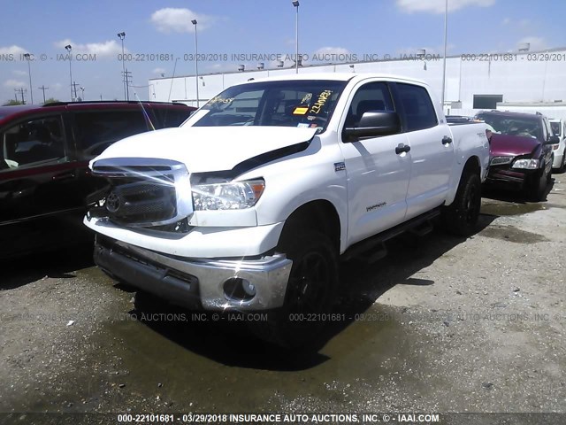 5TFDW5F18AX119887 - 2010 TOYOTA TUNDRA CREWMAX SR5 WHITE photo 2