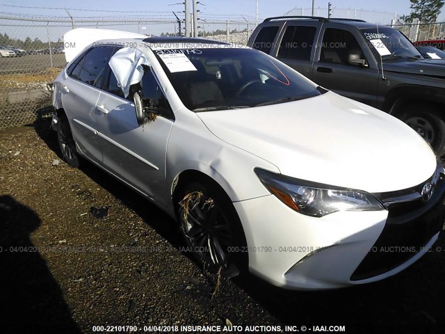 4T1BF1FK5FU073402 - 2015 TOYOTA CAMRY LE/XLE/SE/XSE Weiß Foto 1