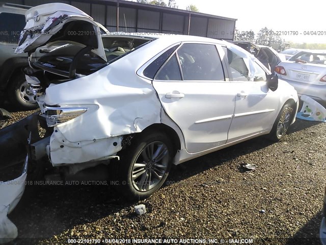 4T1BF1FK5FU073402 - 2015 TOYOTA CAMRY LE/XLE/SE/XSE Weiß Foto 4