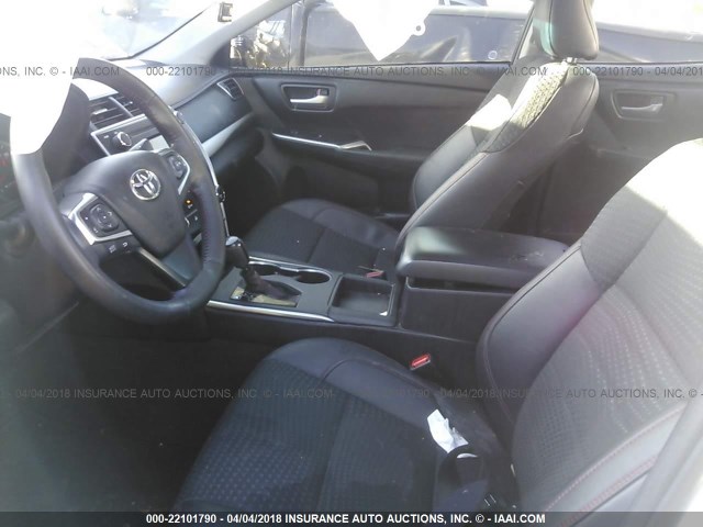 4T1BF1FK5FU073402 - 2015 TOYOTA CAMRY LE/XLE/SE/XSE Weiß Foto 5