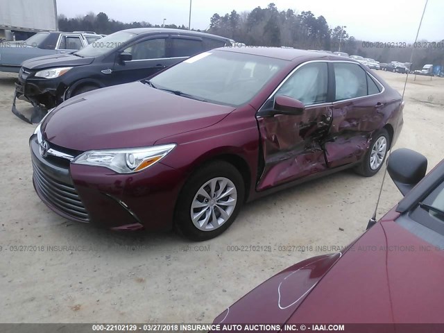 4T1BF1FK5FU919138 - 2015 TOYOTA CAMRY LE/XLE/SE/XSE RED photo 2