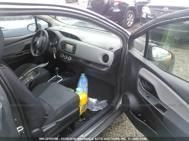 VNKJTUD38FA018232 - 2015 TOYOTA YARIS GRAY photo 5