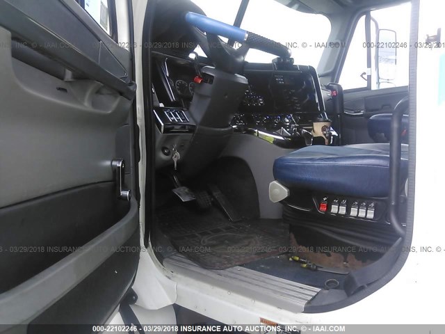 1FUJA6CG74LM81536 - 2004 FREIGHTLINER CONVENTIONAL COLUMBIA 白色 照片 5