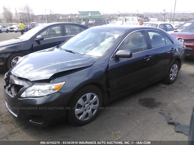 4T1BF3EK1AU033369 - 2010 TOYOTA CAMRY SE/LE/XLE GRAY photo 2