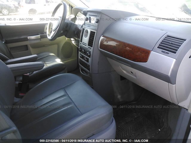 2A8HR54P28R765637 - 2008 CHRYSLER TOWN & COUNTRY TOURING GRAY photo 5