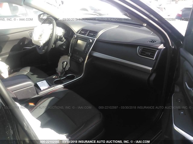 4T1BF1FK0HU451631 - 2017 TOYOTA CAMRY LE/XLE/SE/XSE BLACK photo 5