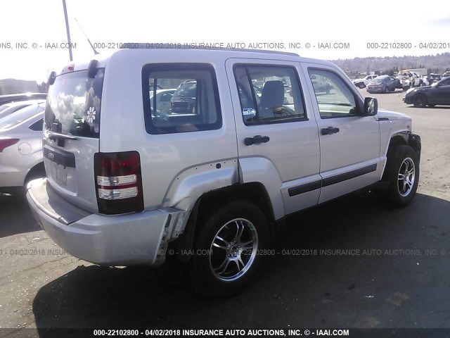 1J8GN28KX8W182065 - 2008 JEEP LIBERTY SPORT 银色 照片 4