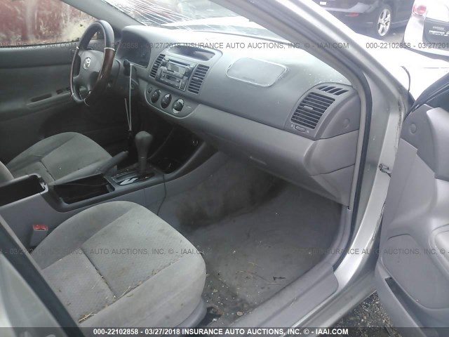 4T1BF32K93U546411 - 2003 TOYOTA CAMRY LE/XLE/SE ვერცხლისფერი ფოტო 5
