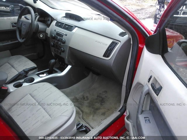 1FAHP35N78W148195 - 2008 FORD FOCUS SE/SEL/SES RED photo 5