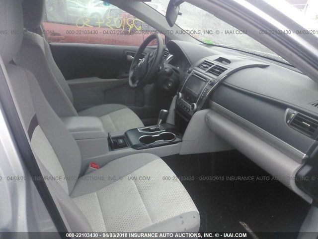 4T4BF1FK7DR294227 - 2013 TOYOTA CAMRY L/SE/LE/XLE Gümüş foto 5