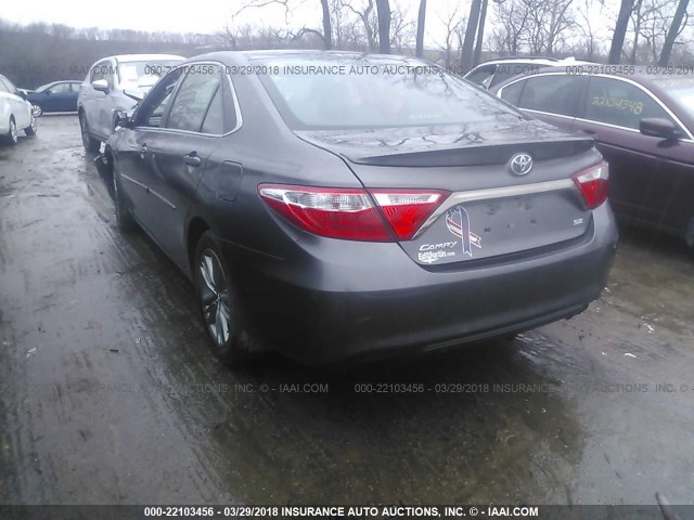 4T1BF1FK1GU156777 - 2016 TOYOTA CAMRY LE/XLE/SE/XSE 灰色 照片 3