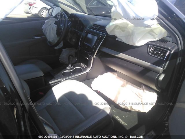 4T1BF1FK9FU009038 - 2015 TOYOTA CAMRY LE/XLE/SE/XSE შავი ფოტო 5
