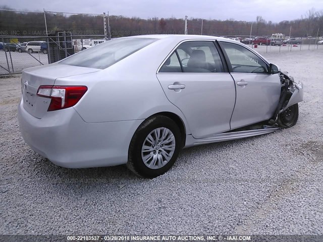 4T1BF1FK4EU390781 - 2014 TOYOTA CAMRY L/SE/LE/XLE 银色 照片 4