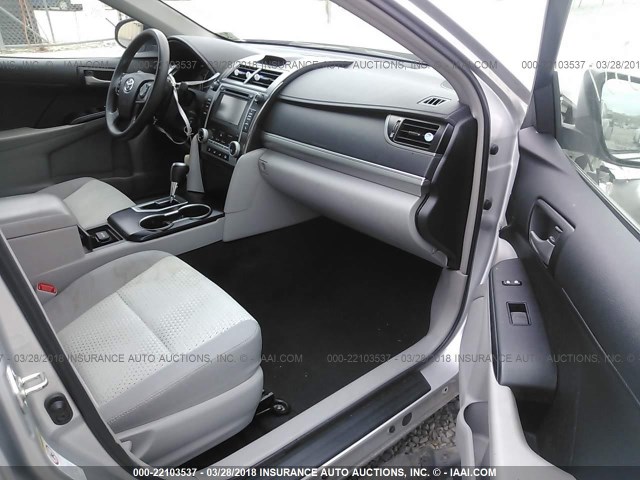 4T1BF1FK4EU390781 - 2014 TOYOTA CAMRY L/SE/LE/XLE 银色 照片 5