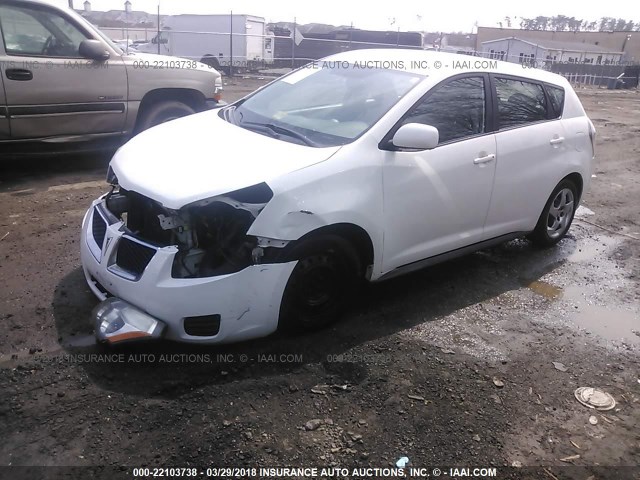 5Y2SP6E82AZ417557 - 2010 PONTIAC VIBE WHITE photo 2