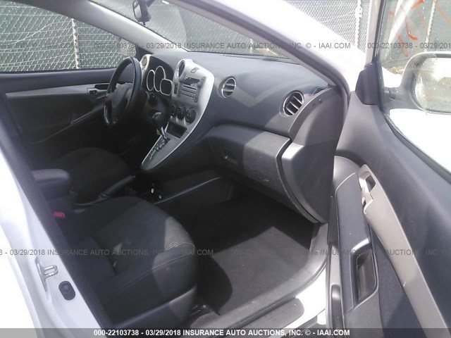 5Y2SP6E82AZ417557 - 2010 PONTIAC VIBE WHITE photo 5