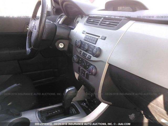 1FAHP36N79W218598 - 2009 FORD FOCUS SES SILVER photo 5