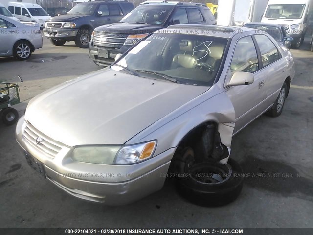 4T1BF28K1WU057989 - 1998 TOYOTA CAMRY CE/LE/XLE BEIGE photo 2