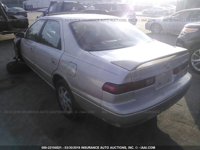 4T1BF28K1WU057989 - 1998 TOYOTA CAMRY CE/LE/XLE BEIGE photo 3