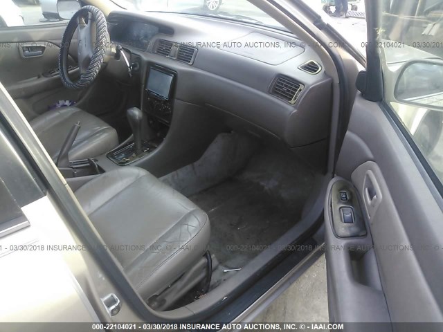 4T1BF28K1WU057989 - 1998 TOYOTA CAMRY CE/LE/XLE 米色 照片 5