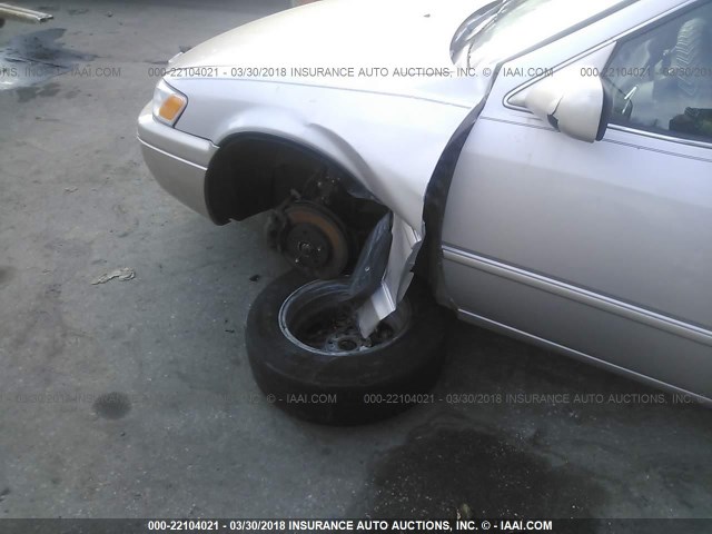 4T1BF28K1WU057989 - 1998 TOYOTA CAMRY CE/LE/XLE 米色 照片 6
