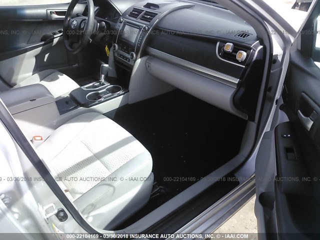 4T4BF1FK2CR172860 - 2012 TOYOTA CAMRY SE/LE/XLE 银色 照片 5