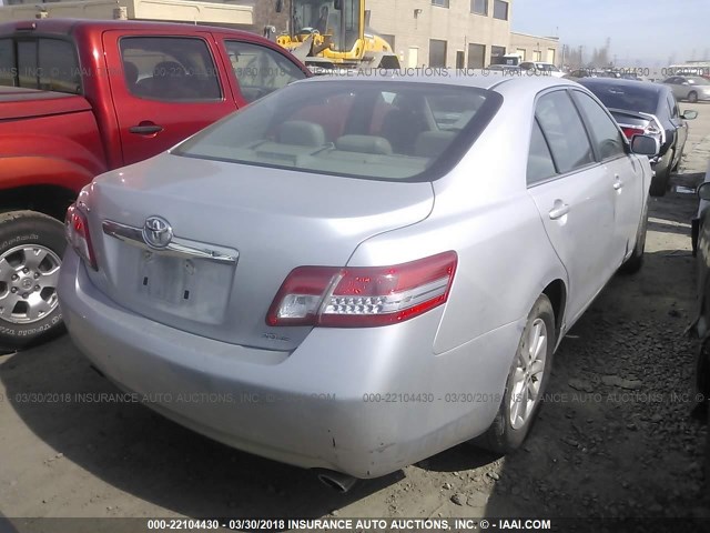 4T1BK3EK5BU132127 - 2011 TOYOTA CAMRY SE/LE/XLE ვერცხლისფერი ფოტო 4