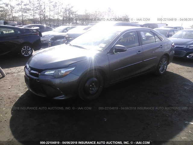 4T1BF1FK8HU625428 - 2017 TOYOTA CAMRY LE/XLE/SE/XSE Grau Foto 2