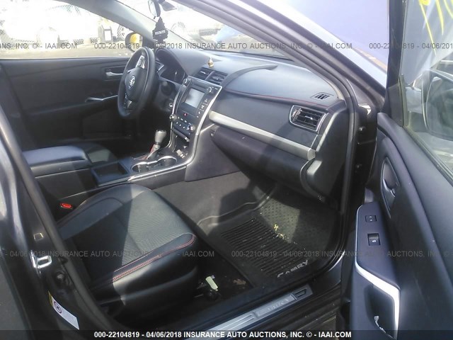 4T1BF1FK8HU625428 - 2017 TOYOTA CAMRY LE/XLE/SE/XSE Grau Foto 5