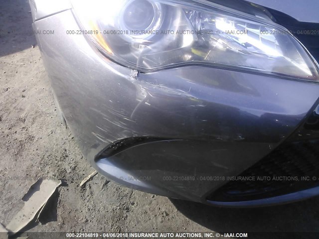 4T1BF1FK8HU625428 - 2017 TOYOTA CAMRY LE/XLE/SE/XSE Grau Foto 6